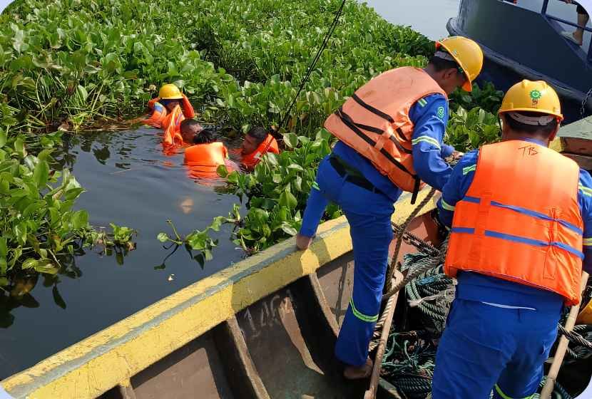 Instalasi Trash Boom di Cirata