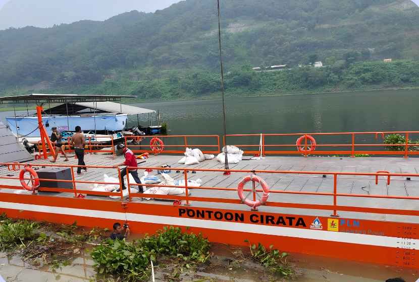 Pengerjaan Pontoon untuk UP Cirata