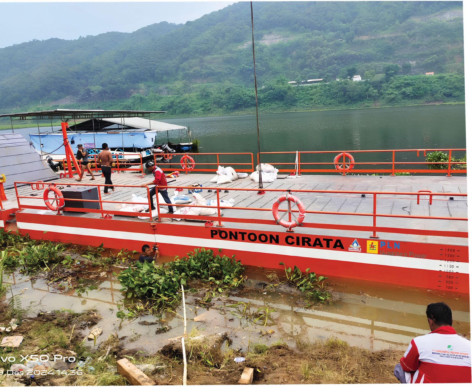 Pengerjaan Pontoon di UP Cirata